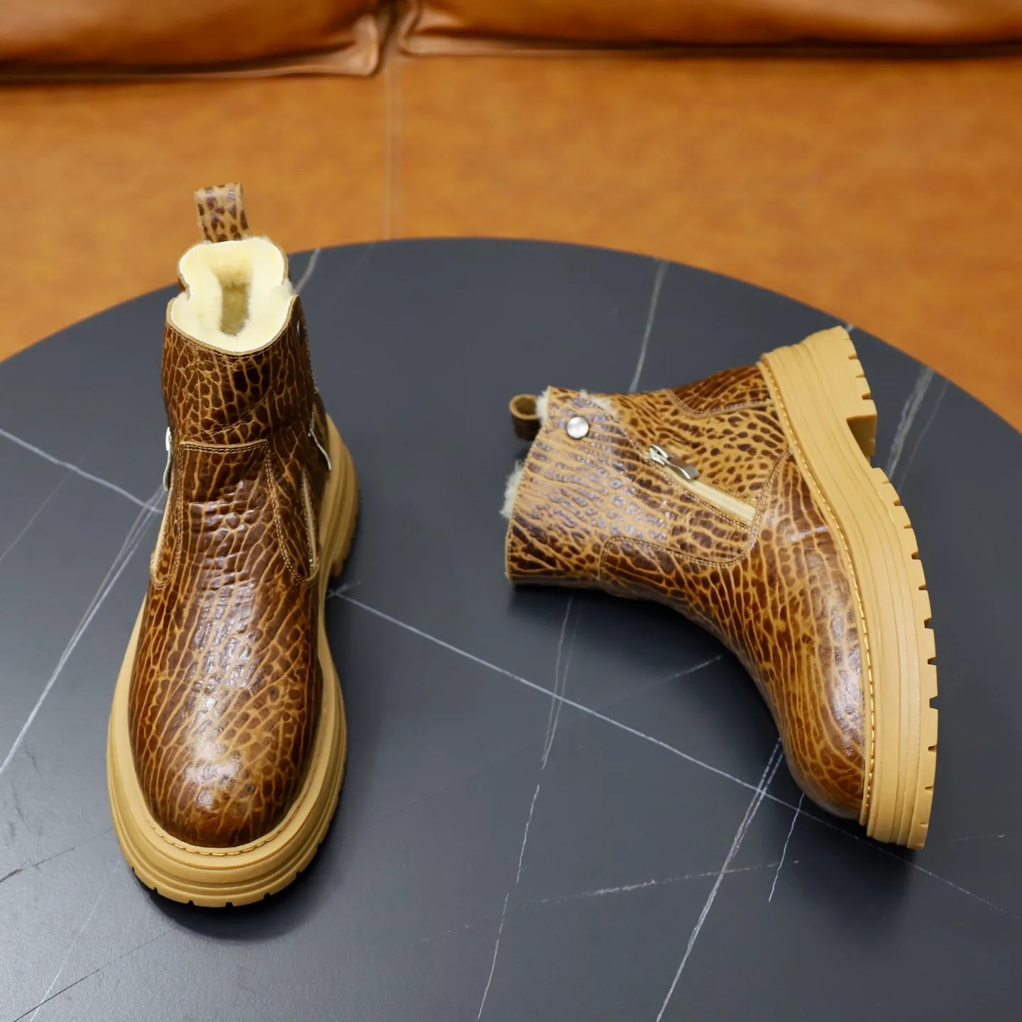 Ex-factory price: 680💰Thick wool imported from Australia Brand: UGG genuine purchasing agent Size: 38-44 (customized in 45) Grade: Official website 1:1 Material: First-layer genuine leather waterproof and antifreeze upper Real wool lining Original non-slip Soft wear-resistant outsole Style category: Men's casual shoes Trendy style Comfortable on the feet Color: Official website color synchronization